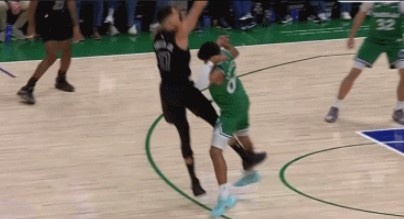 小波特撩阴腿造克里斯蒂犯规 独行侠果断挑战成功改判争球