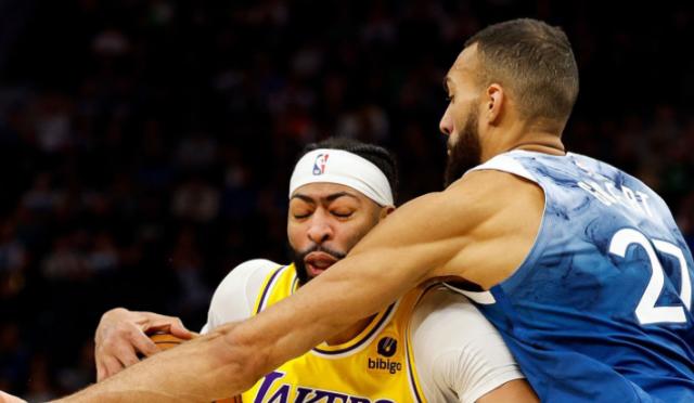 开云登录入口-夺冠后遗症?湖人1胜5负跌至西部第十 攻防全下滑